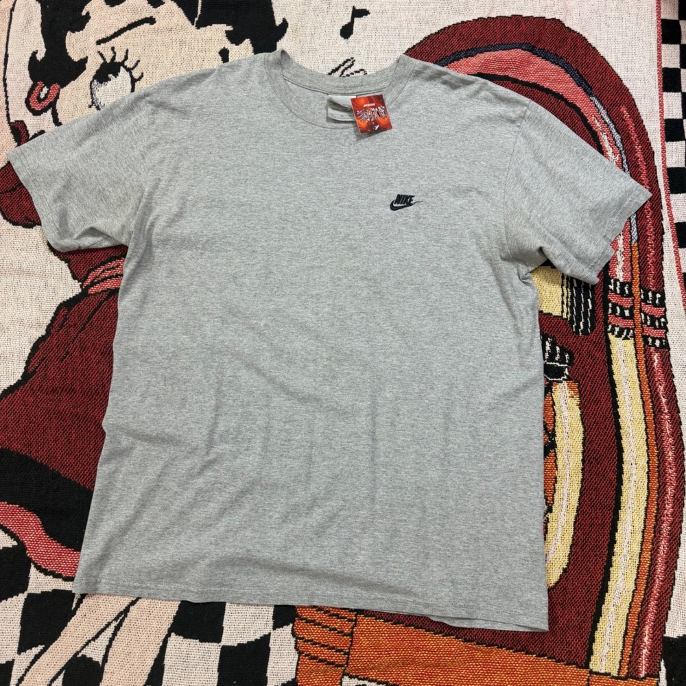 Nike Mens Sportswear Essential Embroidered Logo T-Shirt Heather Grey XL AR4997